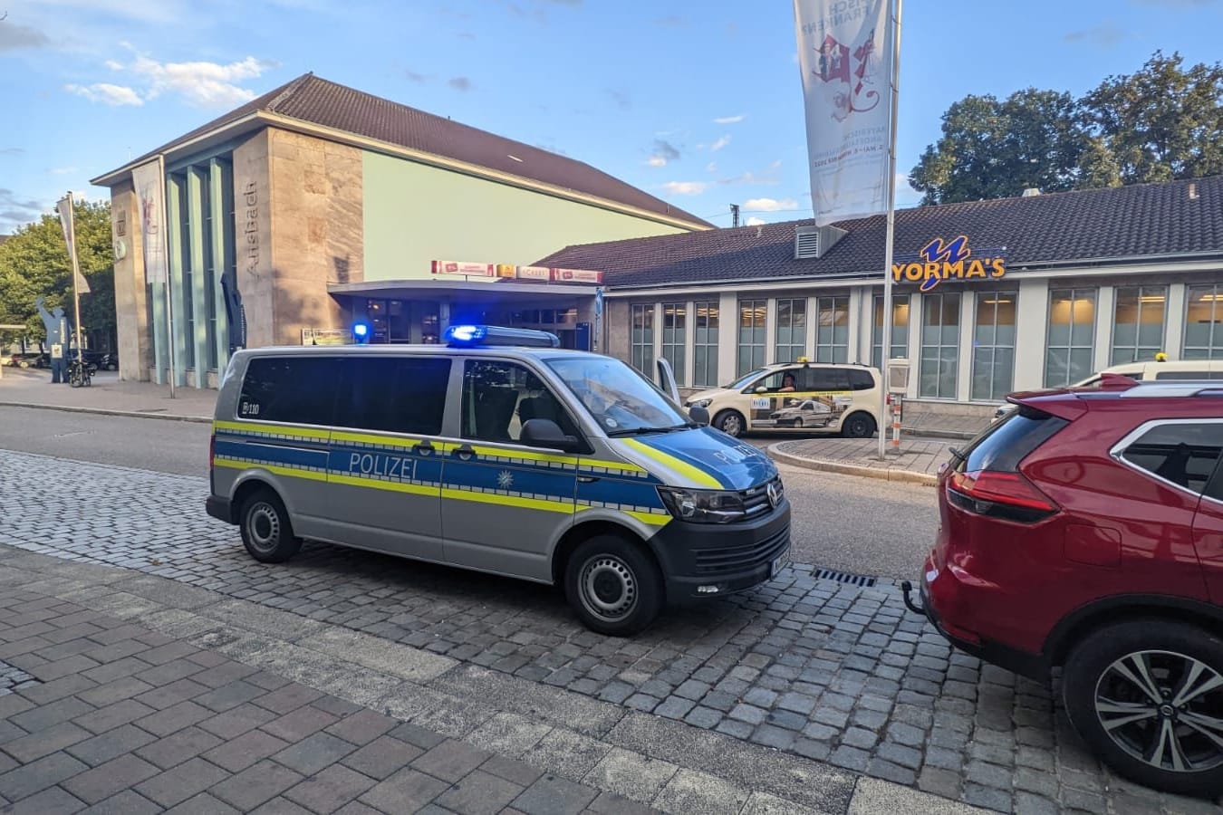 Bahnhof in Ansbach (Archivbild): Polizisten hatten dort im September einen Mann erschossen.