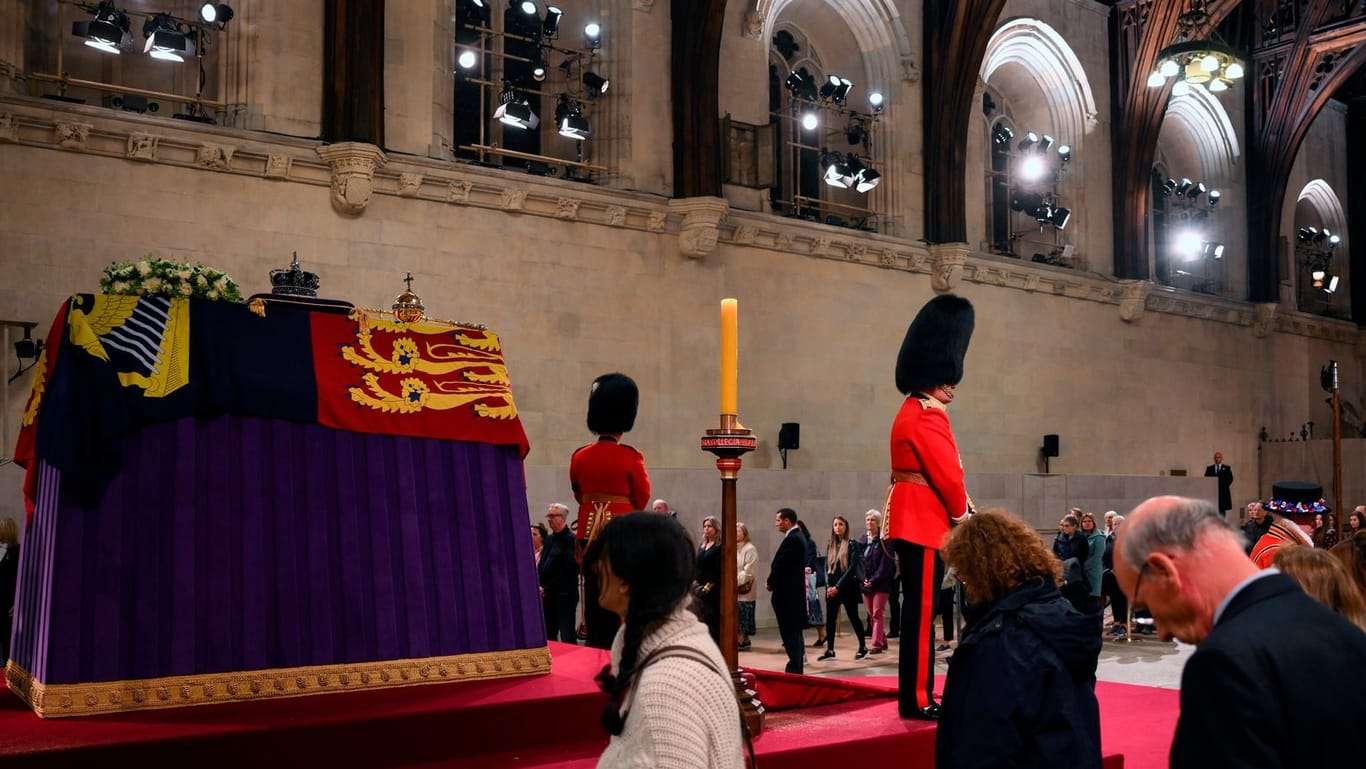 Der sarg der Queen wurde in der Westminster Hall aufgebahrt.