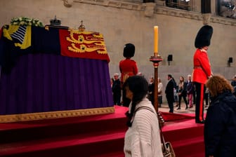 Der sarg der Queen wurde in der Westminster Hall aufgebahrt.