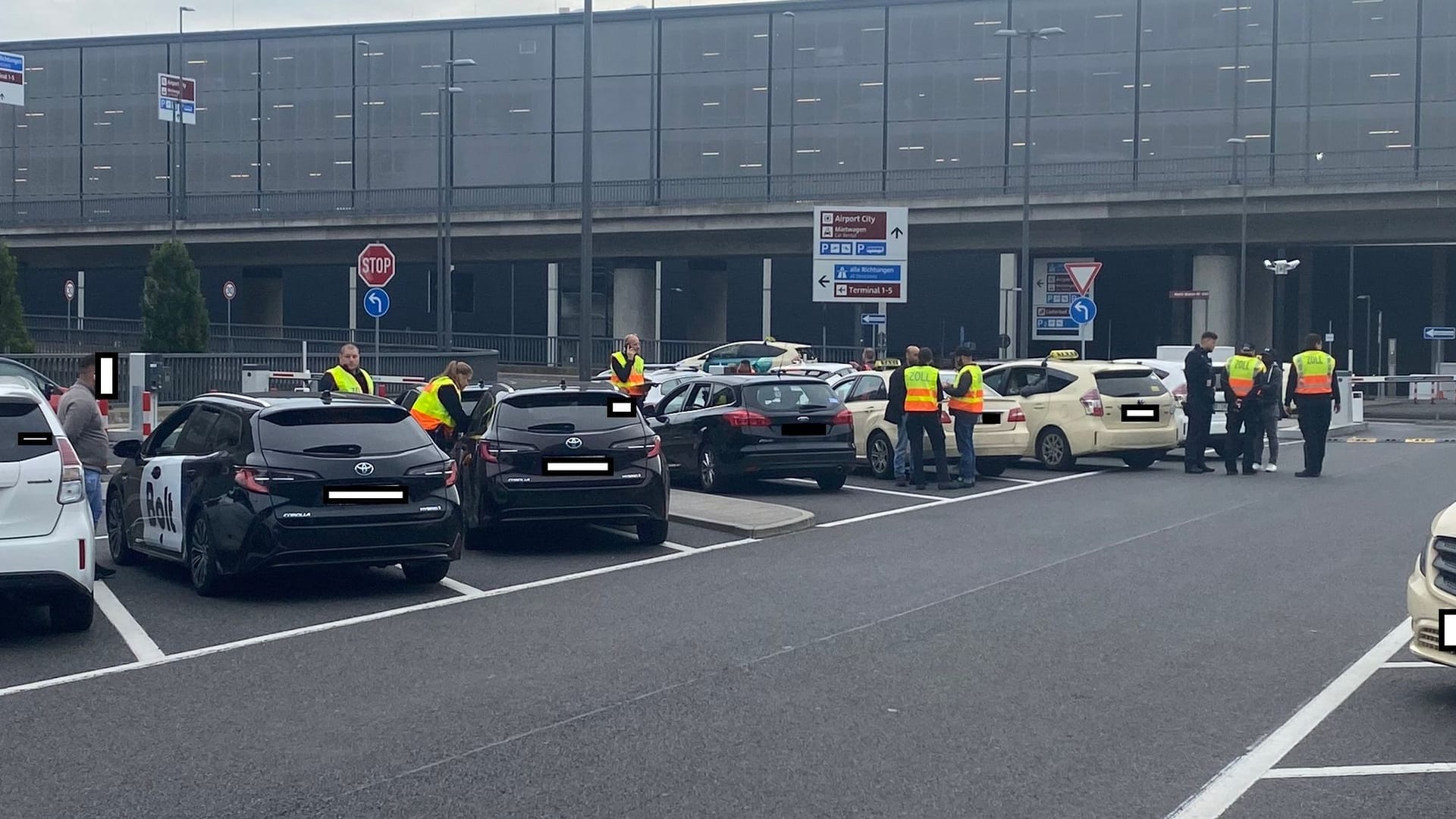 Einsatz des Zolls am Flughafen: Dieses Foto veröffentlichte die Behörde in einer Pressemitteilung. Einsatz des Zolls am Flughafen: Dieses Foto veröffentlichte die Behörde in einer Pressemitteilung.
