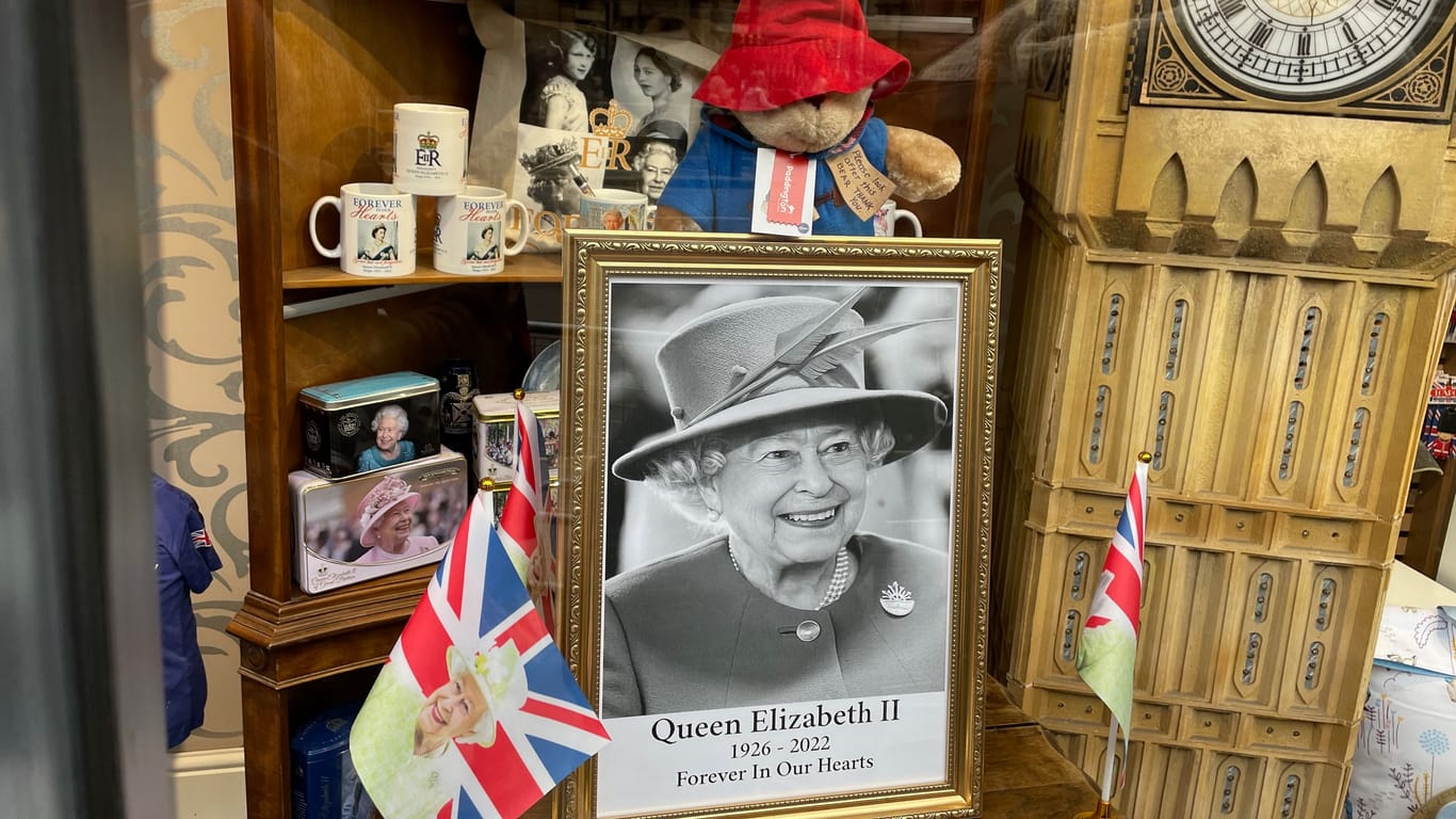 "Für immer in unserem Herzen": Ein Souvenirladen in der Nähe des Buckingham Palace nimmt Abschied von der Queen.