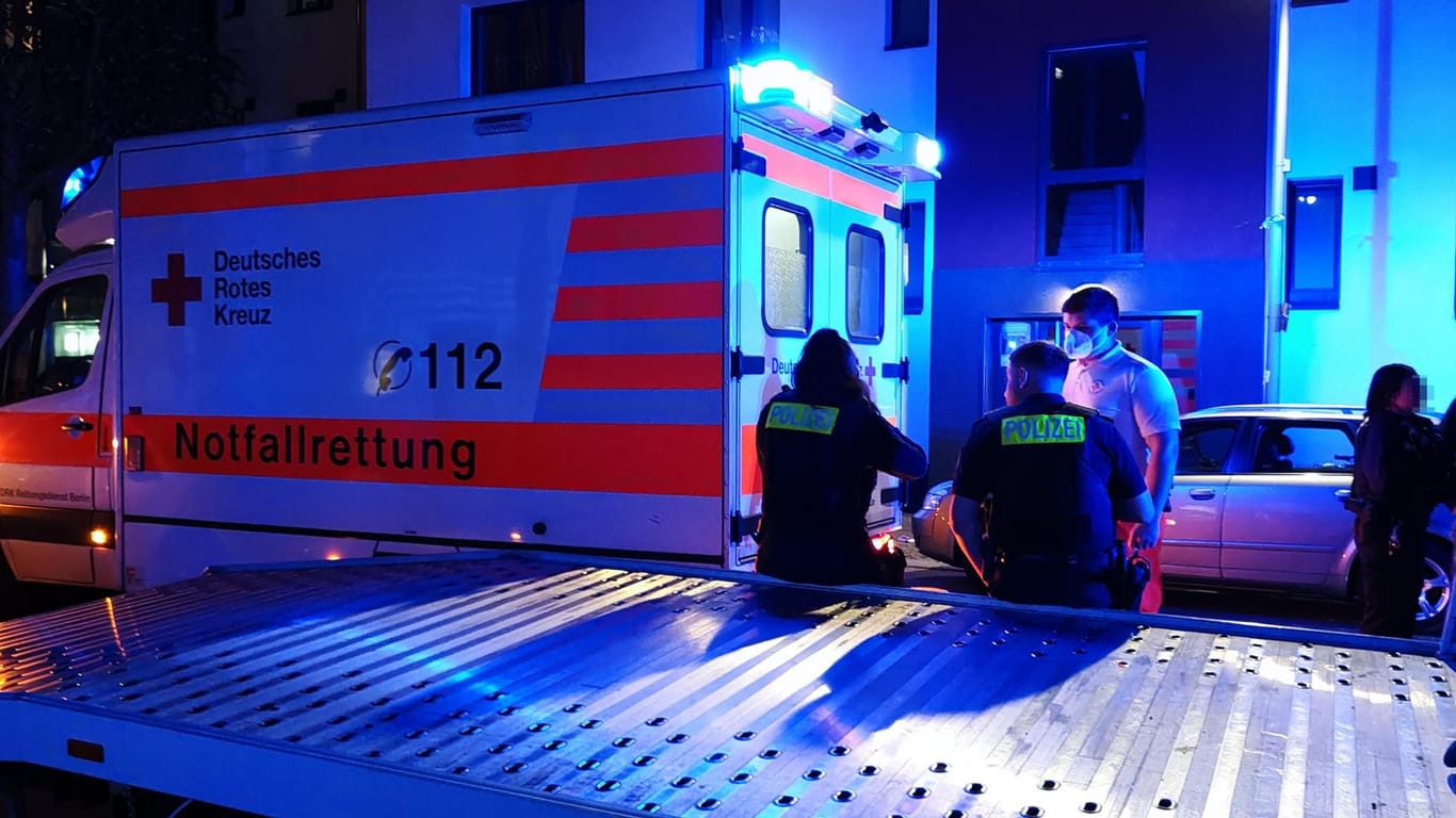 Einsatz in Neukölln: Mit einem Krankenwagen wurden zwei Mädchen ins Krankenhaus gebracht. Wurden sie vergewaltigt?