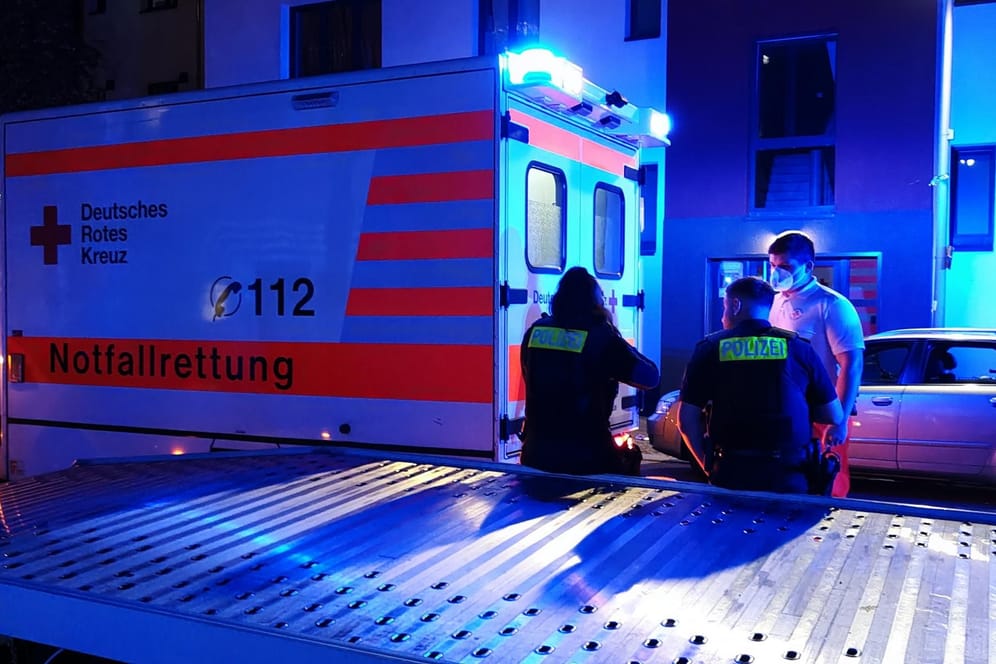 Einsatz in Neukölln: Mit einem Krankenwagen wurden zwei Mädchen ins Krankenhaus gebracht. Wurden sie vergewaltigt?