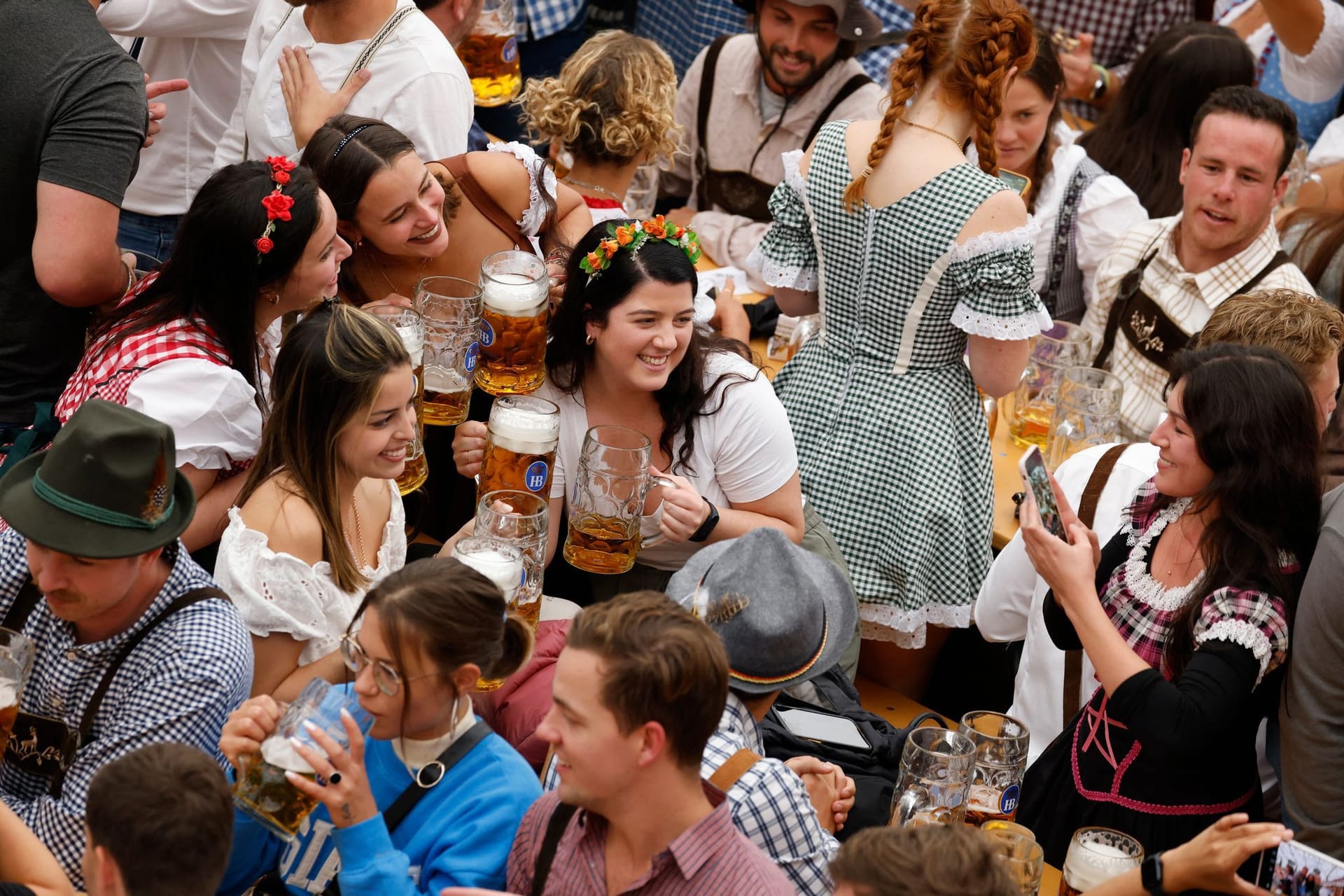 Oktoberfest: Volle Festzelte bergen ein hohes Ansteckungsrisiko mit Covid-19 und anderen Viruserkrankungen.