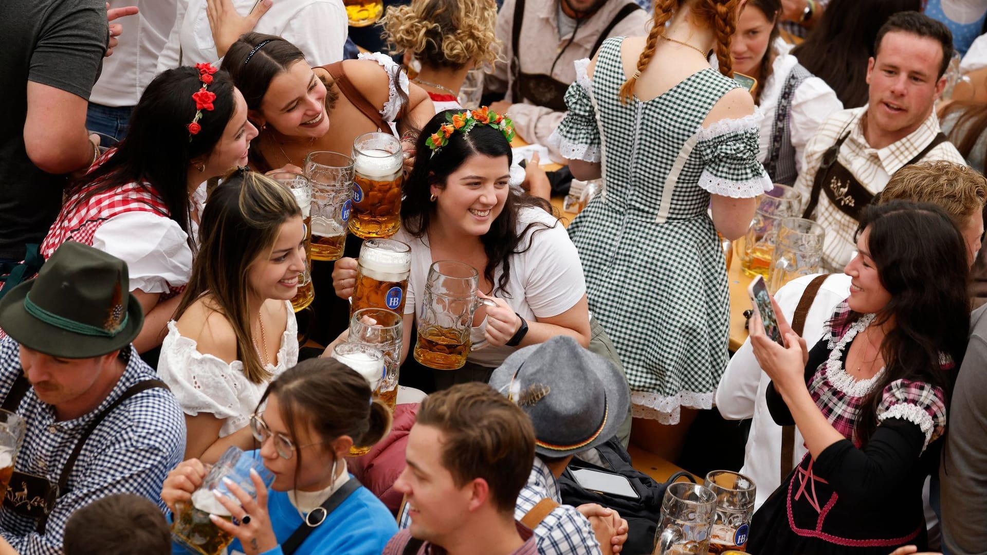 Oktoberfest: Volle Festzelte bergen ein hohes Ansteckungsrisiko mit Covid-19 und anderen Viruserkrankungen.