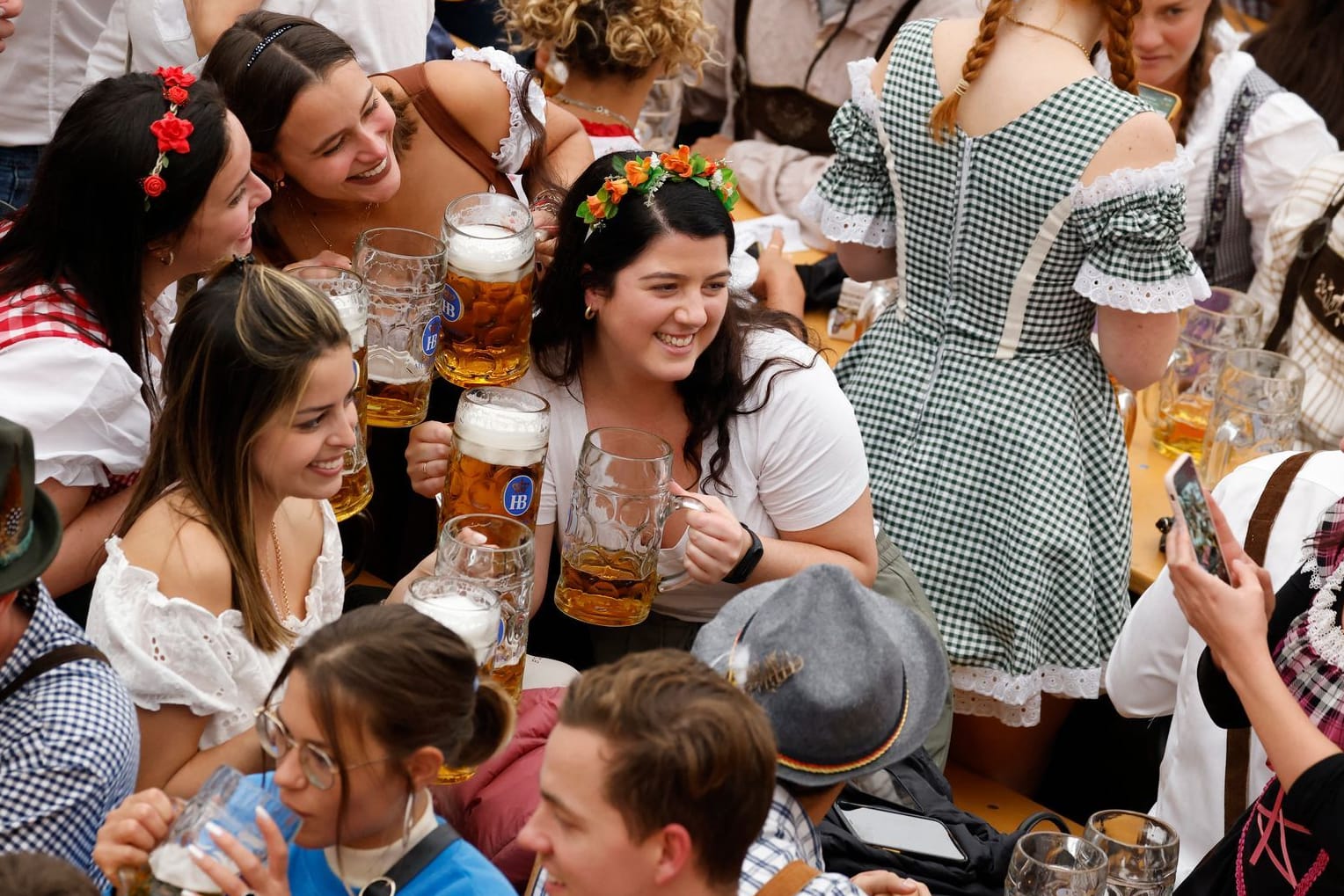 Oktoberfest: Volle Festzelte bergen ein hohes Ansteckungsrisiko mit Covid-19 und anderen Viruserkrankungen.