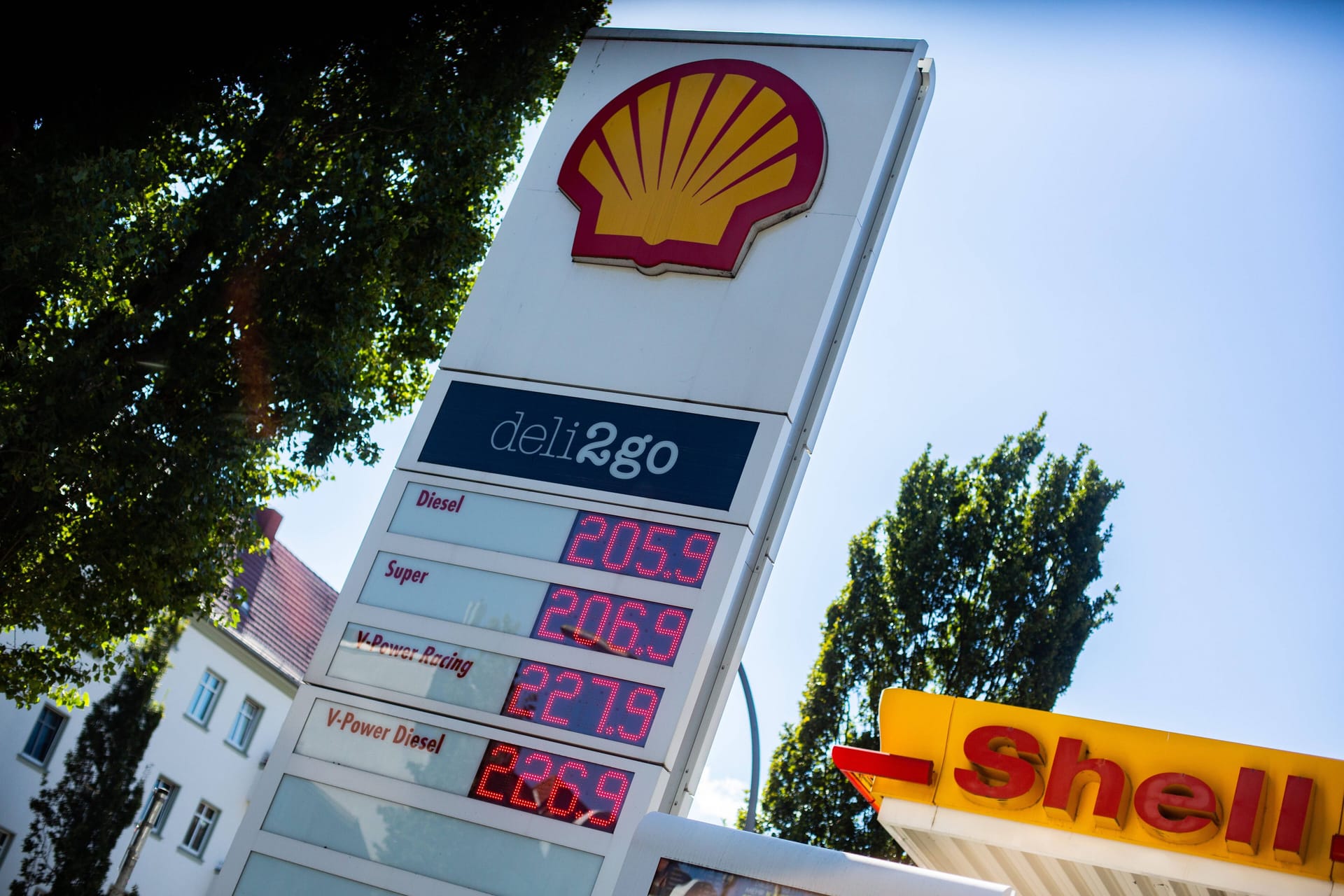 Shell-Tankstelle: Mit einem Werbeversprechen des CO2-Ausgleichs führt Shell Kundinnen und Kunden in die Irre.