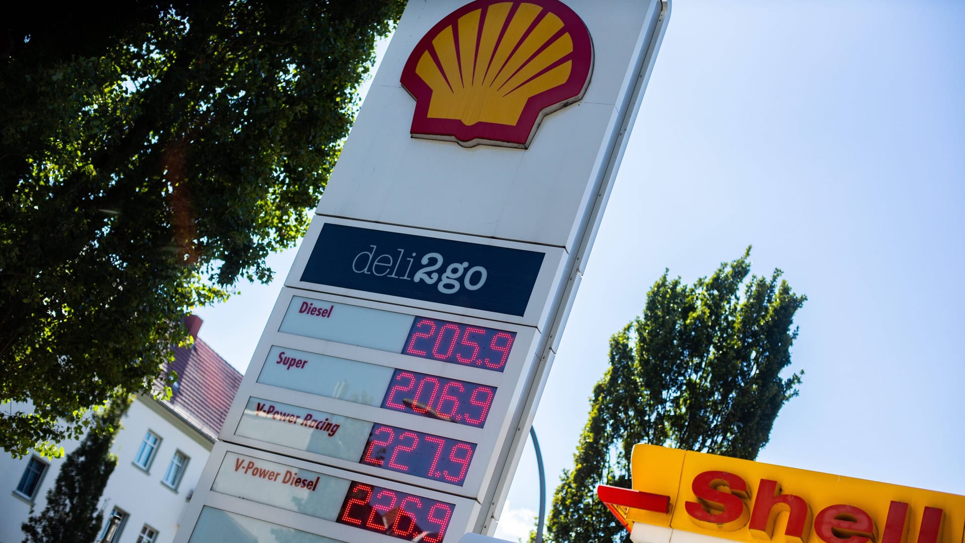 Shell-Tankstelle: Mit einem Werbeversprechen des CO2-Ausgleichs führt Shell Kundinnen und Kunden in die Irre.