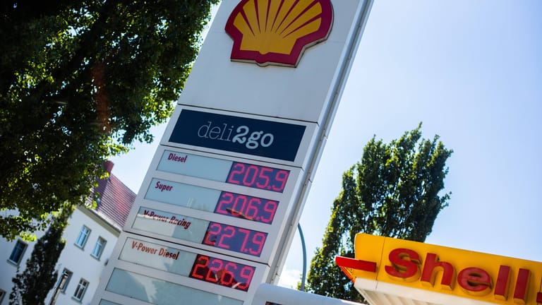 Shell-Tankstelle: Mit einem Werbeversprechen des CO2-Ausgleichs führt Shell Kundinnen und Kunden in die Irre.