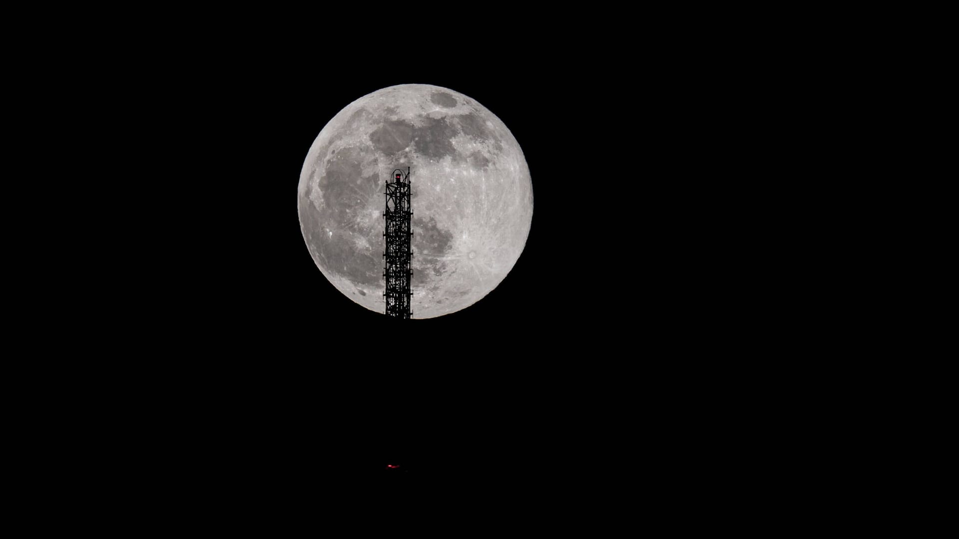 Der Stuttgarter Fernsehturm vor dem Vollmond (Archivbild): auch der Turm bleibt in den kalten Monaten dunkel.