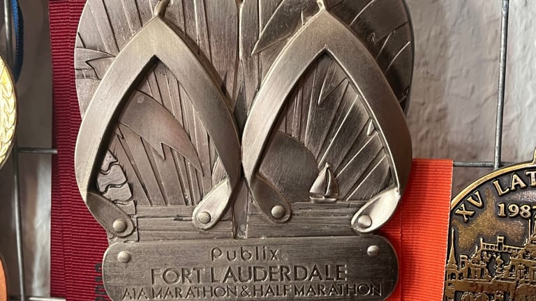 Nicht ihr Geschmack: Für die Teilnahme an einem Marathon in Fort Lauderdale bekam Eichner Flipflops als Medaill