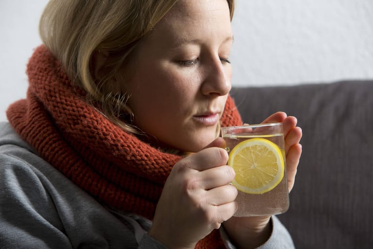 Eine Tasse Heiße Zitrone unterstützt die Abwehrkräfte und lindert Erkältungsbeschwerden.