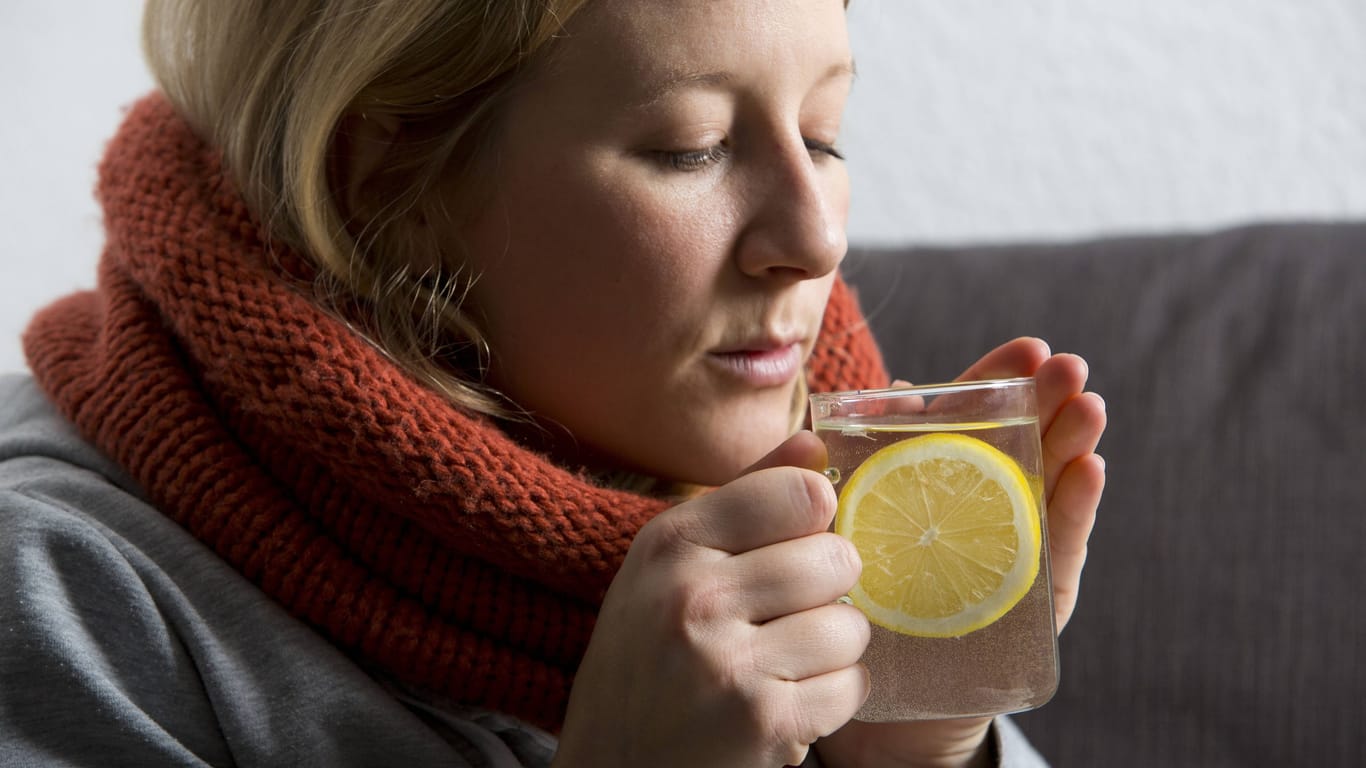 Eine Tasse Heiße Zitrone unterstützt die Abwehrkräfte und lindert Erkältungsbeschwerden.