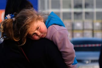 Mutter und Kind in Saporischschja: Human Rights Watch spricht von Kriegsverbrechen.