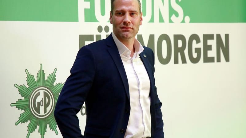 Der Bundeskongress in Berlin wählte Jochen Kopelke am Montagabend zum neuen Vorsitzenden der Gewerkschaft der Polizei (GdP). Der Bundeskongress in Berlin wählte Jochen Kopelke am Montagabend zum neuen Vorsitzenden der Gewerkschaft der Polizei (GdP).