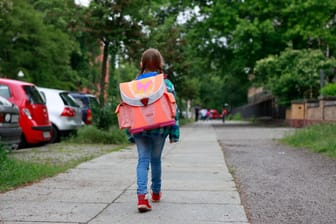 Mit Selbstvertrauen in die Schule: Ab dem Schulalter sind Kinder zunehmend ohne ihre Eltern unterwegs.