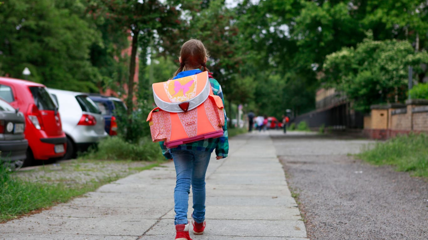 Mit Selbstvertrauen in die Schule: Ab dem Schulalter sind Kinder zunehmend ohne ihre Eltern unterwegs.