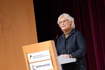 Verteidigungsministerin Christine Lambrecht (SPD): "Es muss zu einer Zeitenwende kommen."