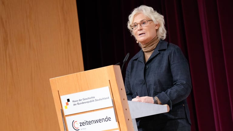 Verteidigungsministerin Christine Lambrecht (SPD): "Es muss zu einer Zeitenwende kommen."