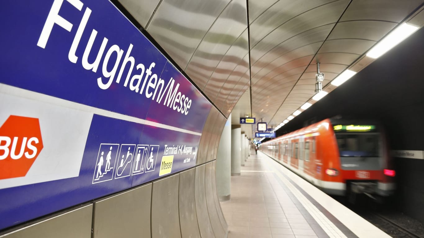 Eine S-Bahn fährt am Flughafen in Stuttgart ein: Ursprünglich wollten die Betreiber kostenlose Nahverkehrstickets anbieten. Daraus wird vorerst nichts.