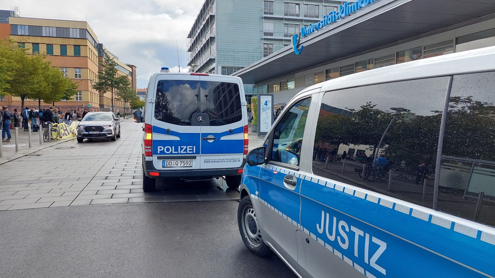 Protest gegen die Abschiebung von Mohammad K.: Vor der Uniklinik in Leipzig haben sich am Freitag etwa 100 Menschen versammelt.