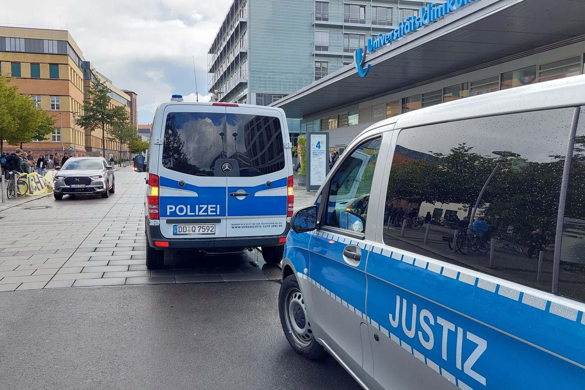 Protest gegen die Abschiebung von Mohammad K.: Vor der Uniklinik in Leipzig haben sich am Freitag etwa 100 Menschen versammelt.