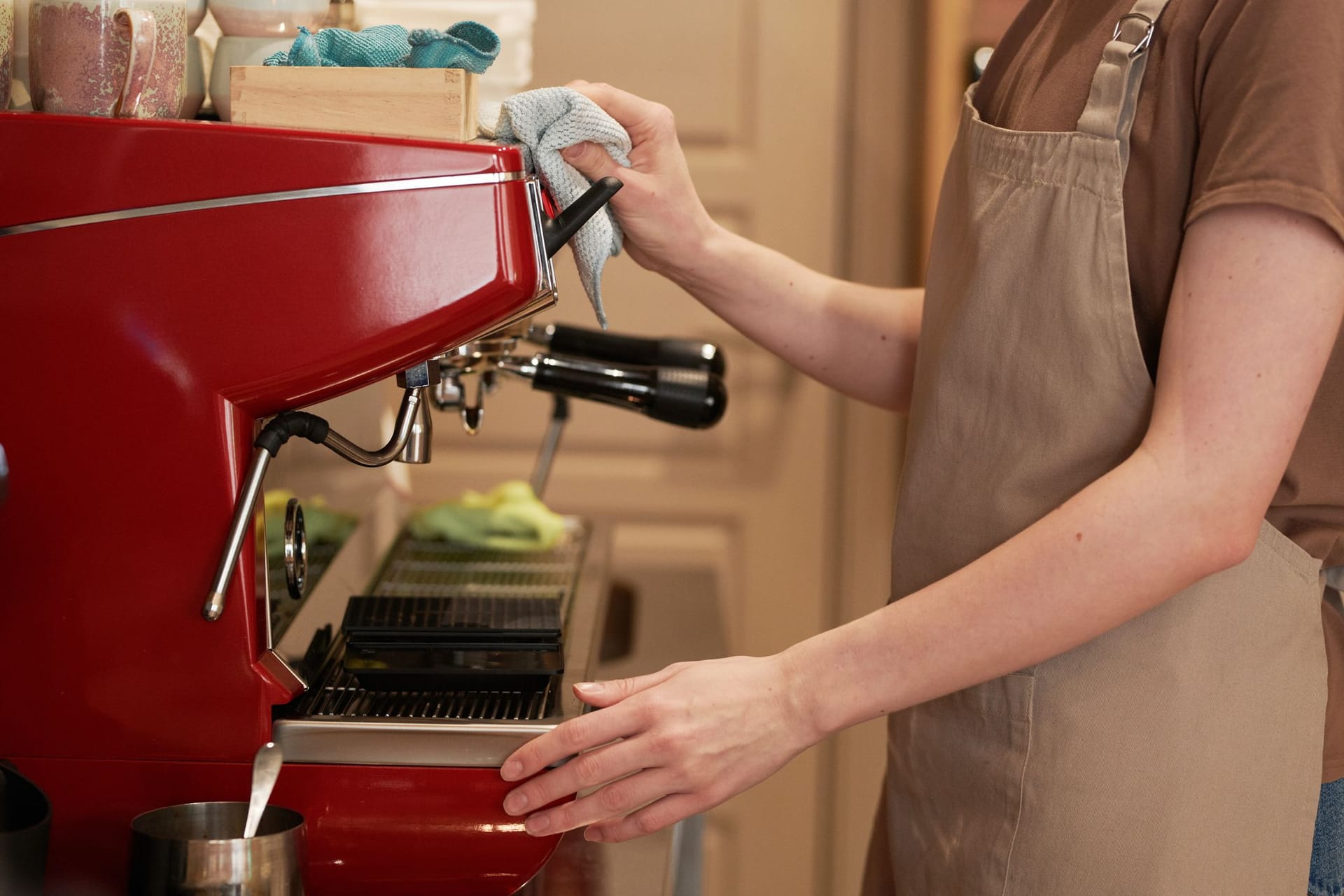 Vollendeter Geschmack: Wer sich den Kaffeegenuss nicht durch den Beigeschmack von Kalk und Schimmel trüben lassen möchte, sollte täglich zum Putztuch greifen.