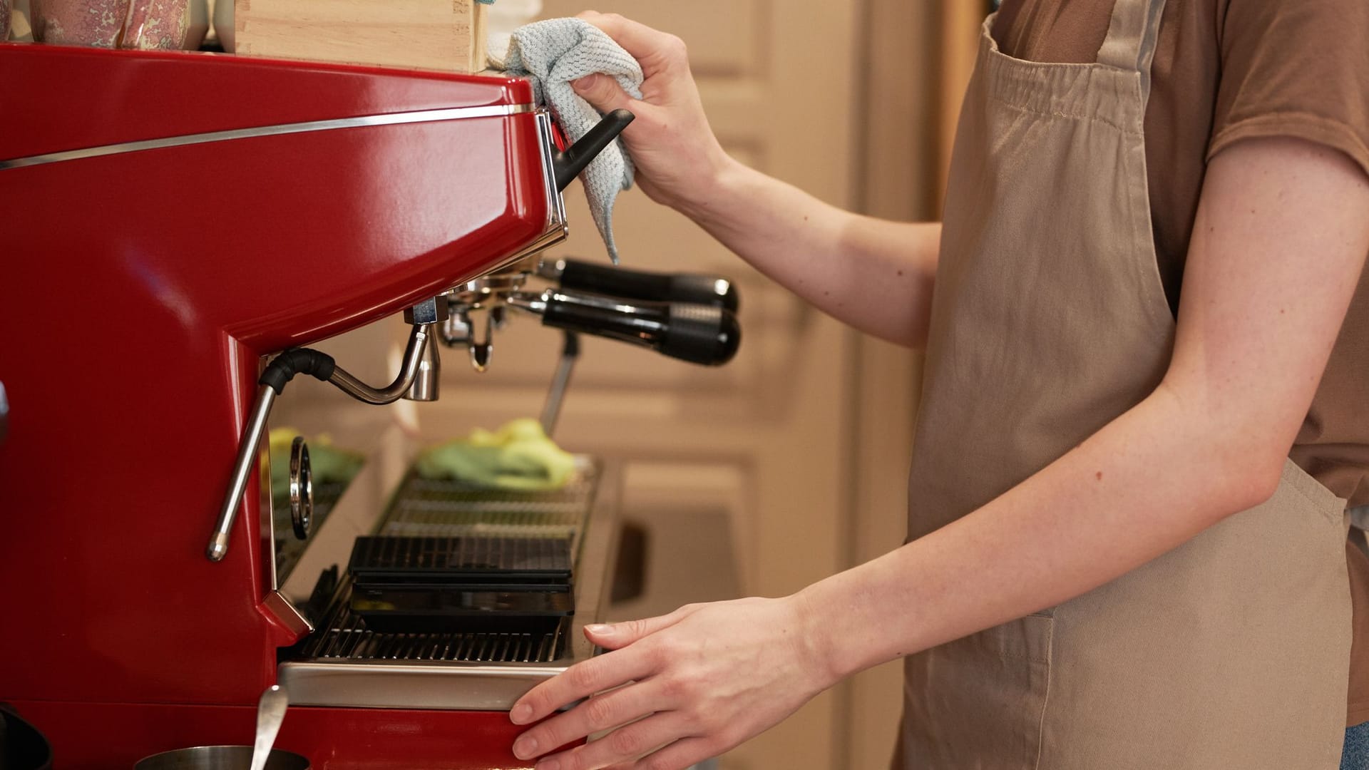 Vollendeter Geschmack: Wer sich den Kaffeegenuss nicht durch den Beigeschmack von Kalk und Schimmel trüben lassen möchte, sollte täglich zum Putztuch greifen.