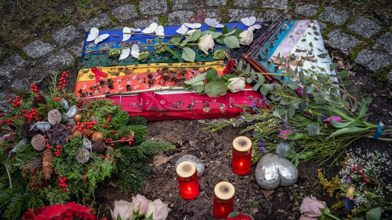 Das Grab von Ella Nik Bayan auf einem Friedhof in Lichtenberg: Immer wieder wird es geschändet.