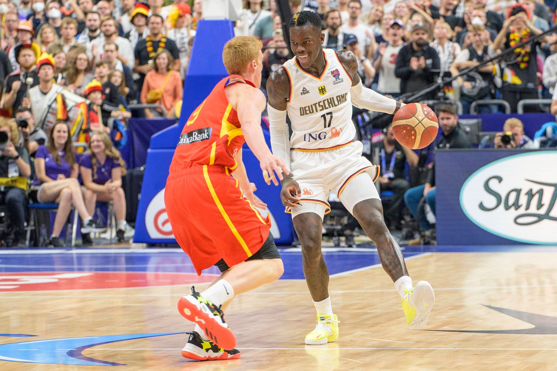 Dennis Schröder: Er hätte Deutschland fast im Alleingang ins Finale geführt. Eine wahre MVP-Leistung des Kapitäns. Ernsthaft wie noch nie bei der Sache, ganz ohne Firlefanz. 30 Punkte, 65% Trefferquote, acht Assists, zwei Steals – eine solche Leistung im Spiel um Platz drei gegen Außenseiter Polen und Schröder dürfte sich neben Bronze wohl tatsächlich über die Auszeichnung als wertvollster Spieler des Turniers freuen. Note 1