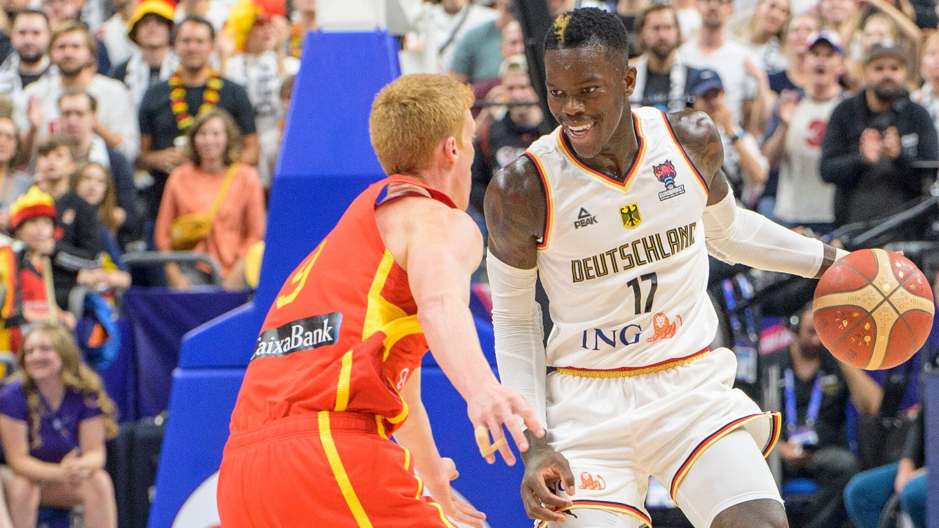 Dennis Schröder: Er hätte Deutschland fast im Alleingang ins Finale geführt. Eine wahre MVP-Leistung des Kapitäns. Ernsthaft wie noch nie bei der Sache, ganz ohne Firlefanz. 30 Punkte, 65% Trefferquote, acht Assists, zwei Steals – eine solche Leistung im Spiel um Platz drei gegen Außenseiter Polen und Schröder dürfte sich neben Bronze wohl tatsächlich über die Auszeichnung als wertvollster Spieler des Turniers freuen. Note 1