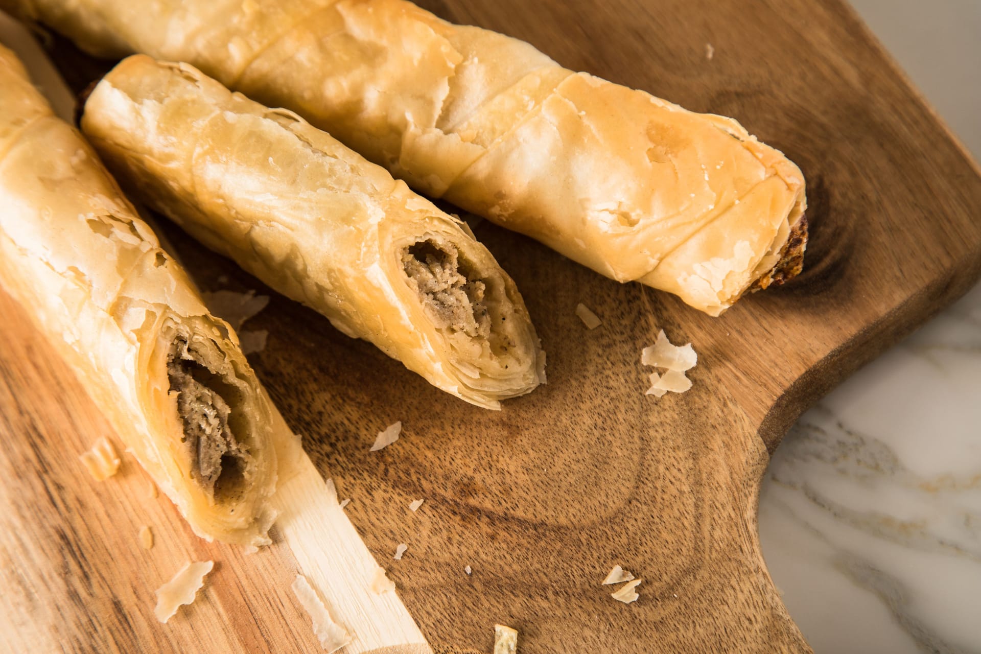 Börek-Röllchen: Oft werden Sie mit Hackfleisch oder mit Feta und Spinat gefüllt, aber auch Reis und Gemüse passen gut zum Teig.