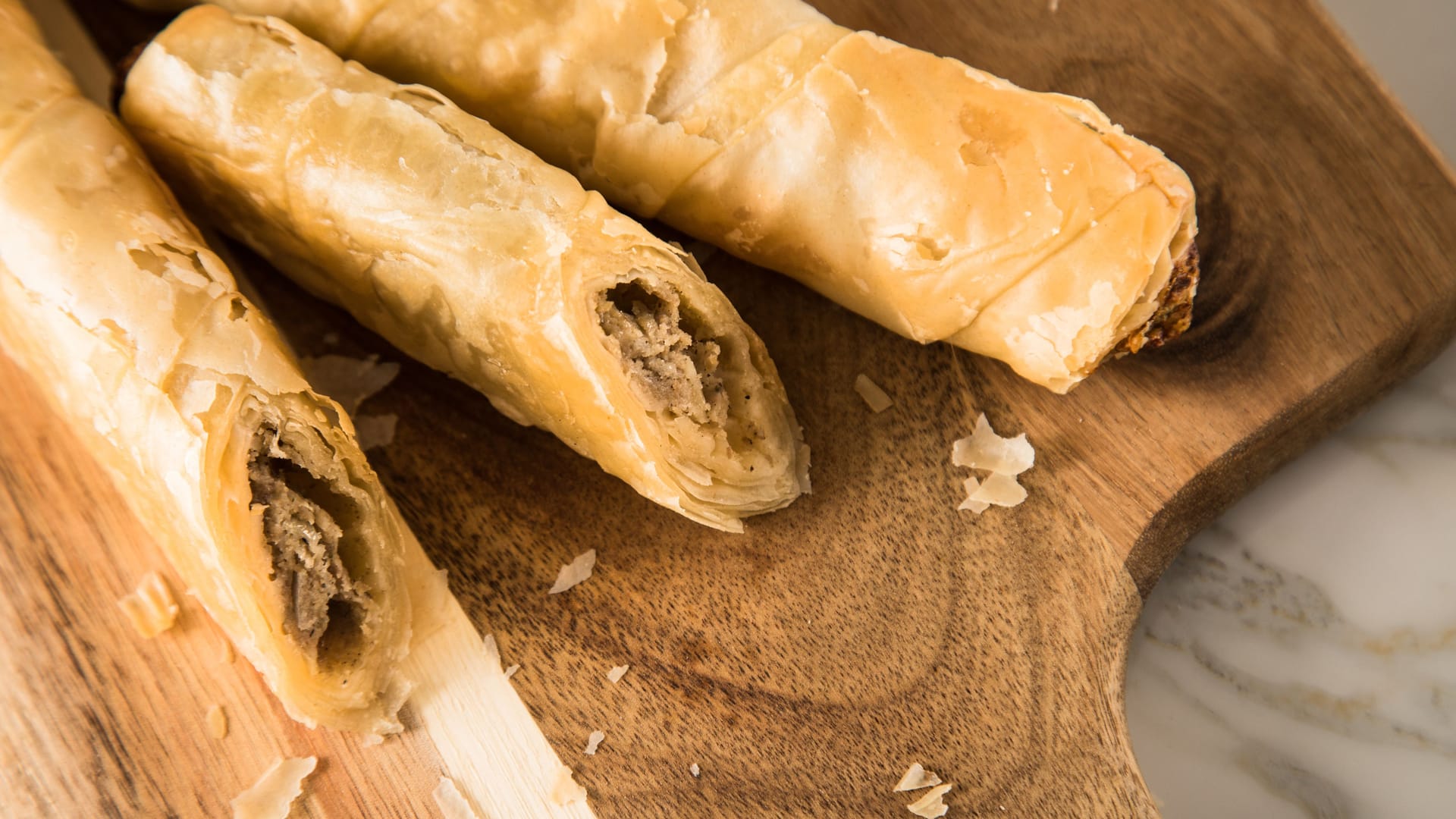 Börek-Röllchen: Oft werden Sie mit Hackfleisch oder mit Feta und Spinat gefüllt, aber auch Reis und Gemüse passen gut zum Teig.