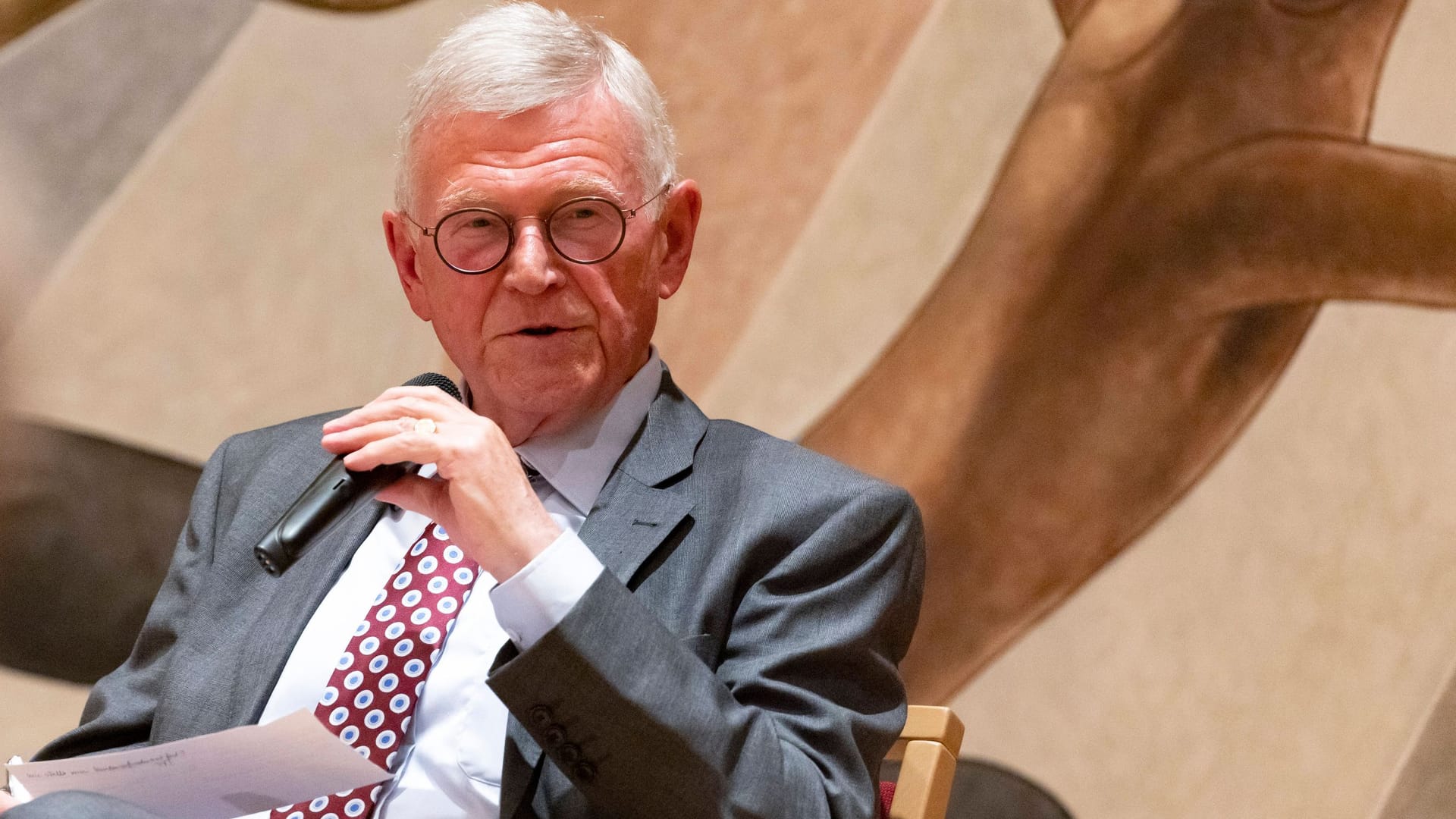Egon Ramms: Der Ex-Nato-General kritisiert die Bundesregierung in der Debatte um Waffenlieferungen.