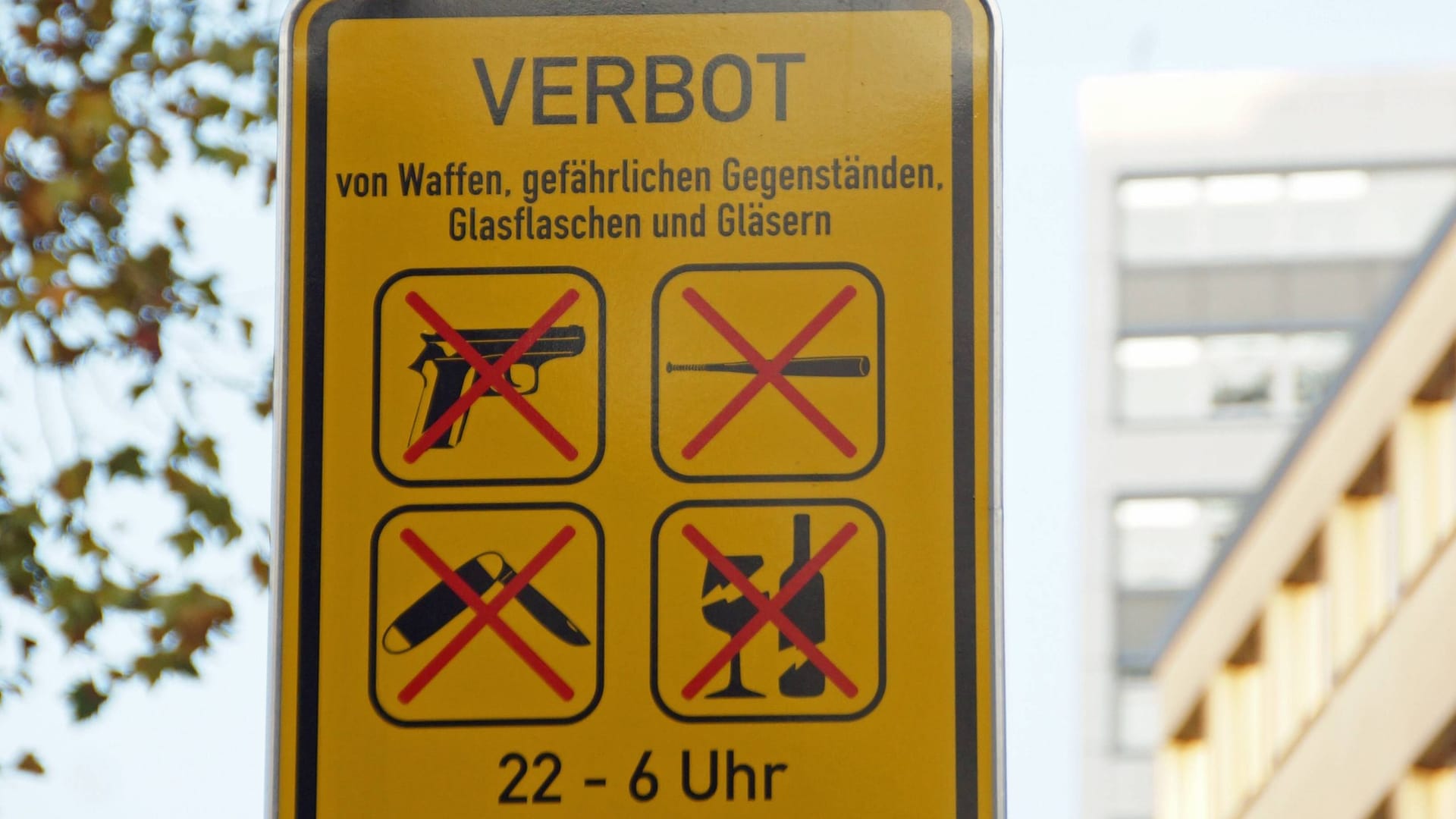 Entsprechende Schilder weisen seit Jahren auf das Waffenverbot hin. Das scheint nicht alle zu interessieren. Entsprechende Schilder weisen seit Jahren auf das Waffenverbot hin. Das scheint nicht alle zu interessieren.