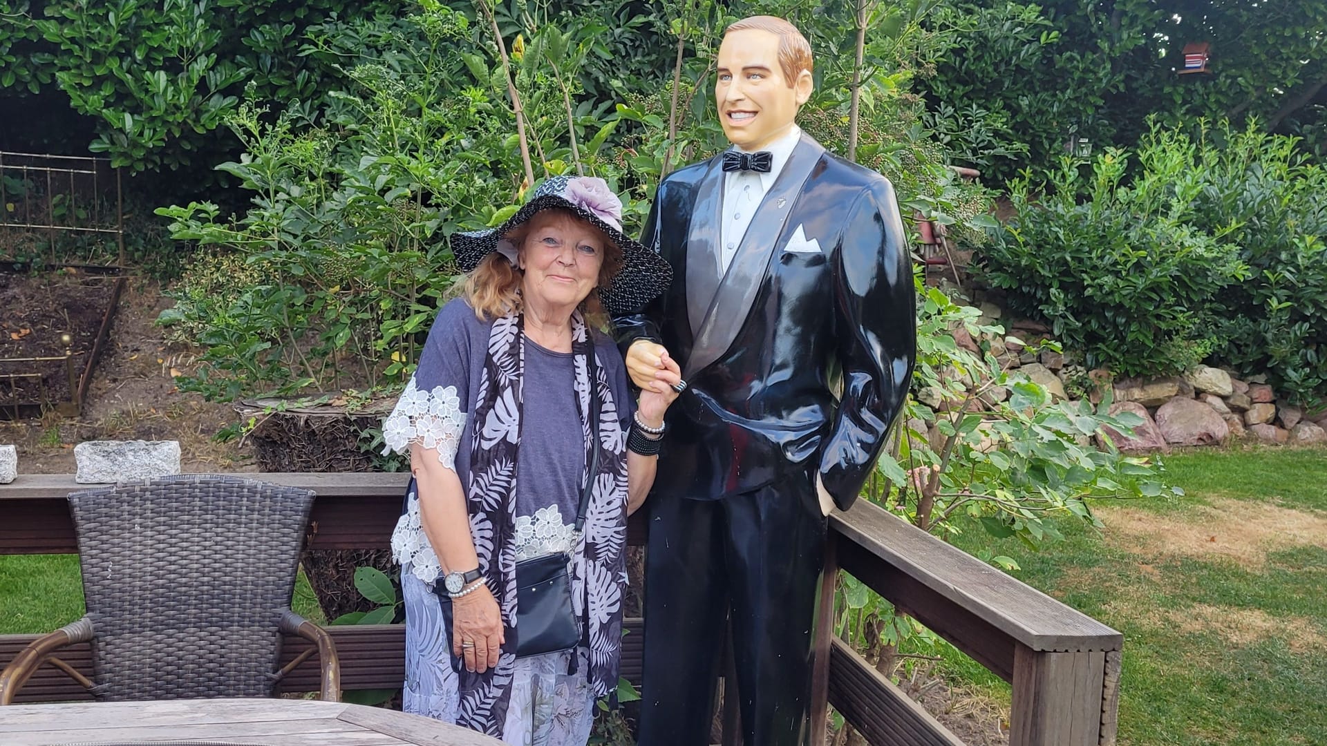 Seidel mit einer Prinz-William-Figur in Vettelschoß bei Linz im August dieses Jahres: Auch dem Original sei sie schon einmal ganz nah gekommen.