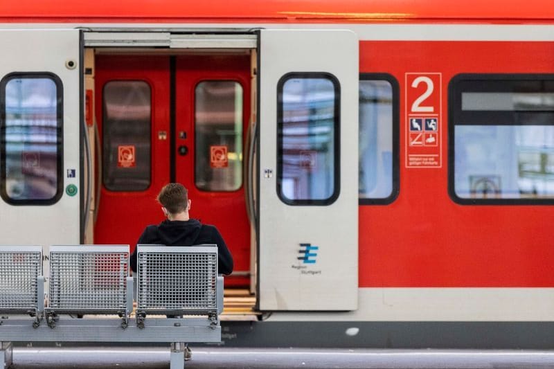 Ein Mann sitzt an einem Bahnhof auf der Bank (Symbolfoto): Am 19. September könnte es eine endgültige Entscheidung geben.