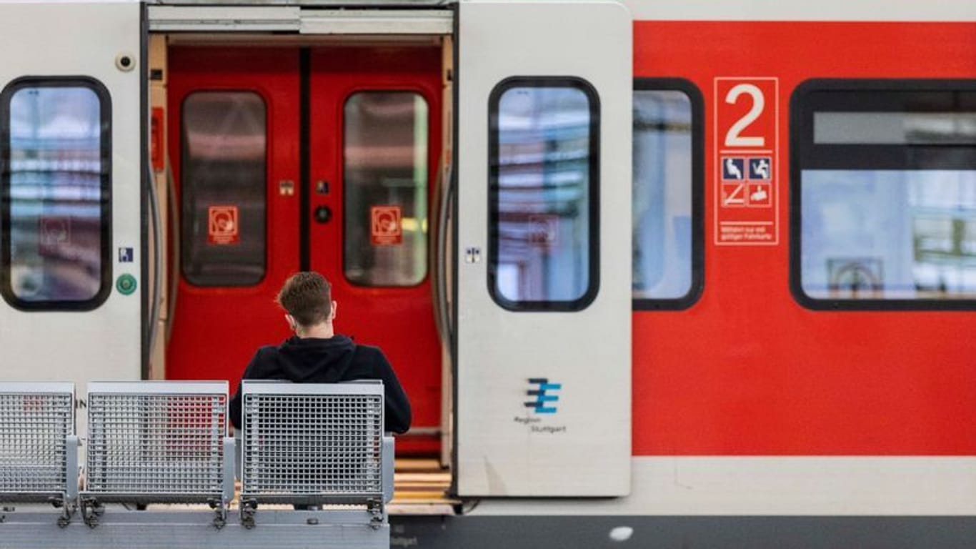 Ein Mann sitzt an einem Bahnhof auf der Bank (Symbolfoto): Am 19. September könnte es eine endgültige Entscheidung geben.