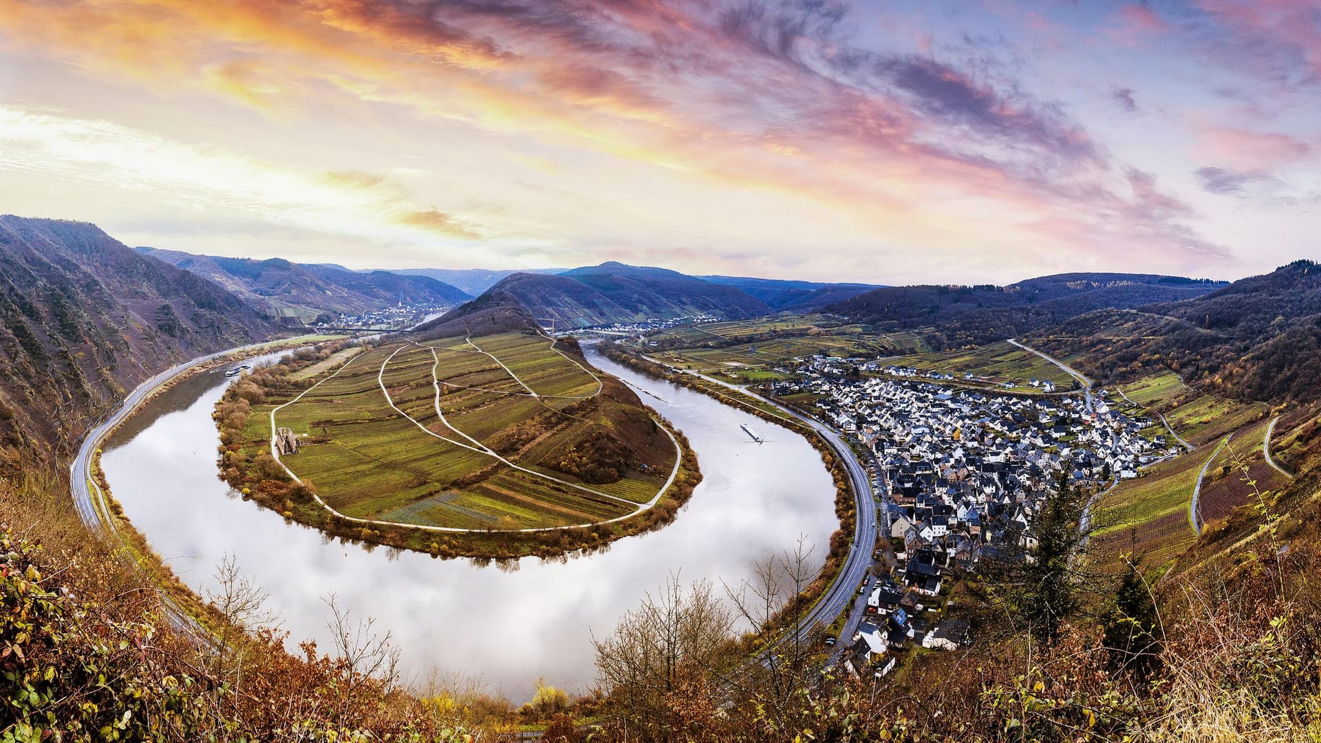 Blick auf die Moselschleife: Vom steilsten Weinberg Europas aus ist die Aussicht am besten.