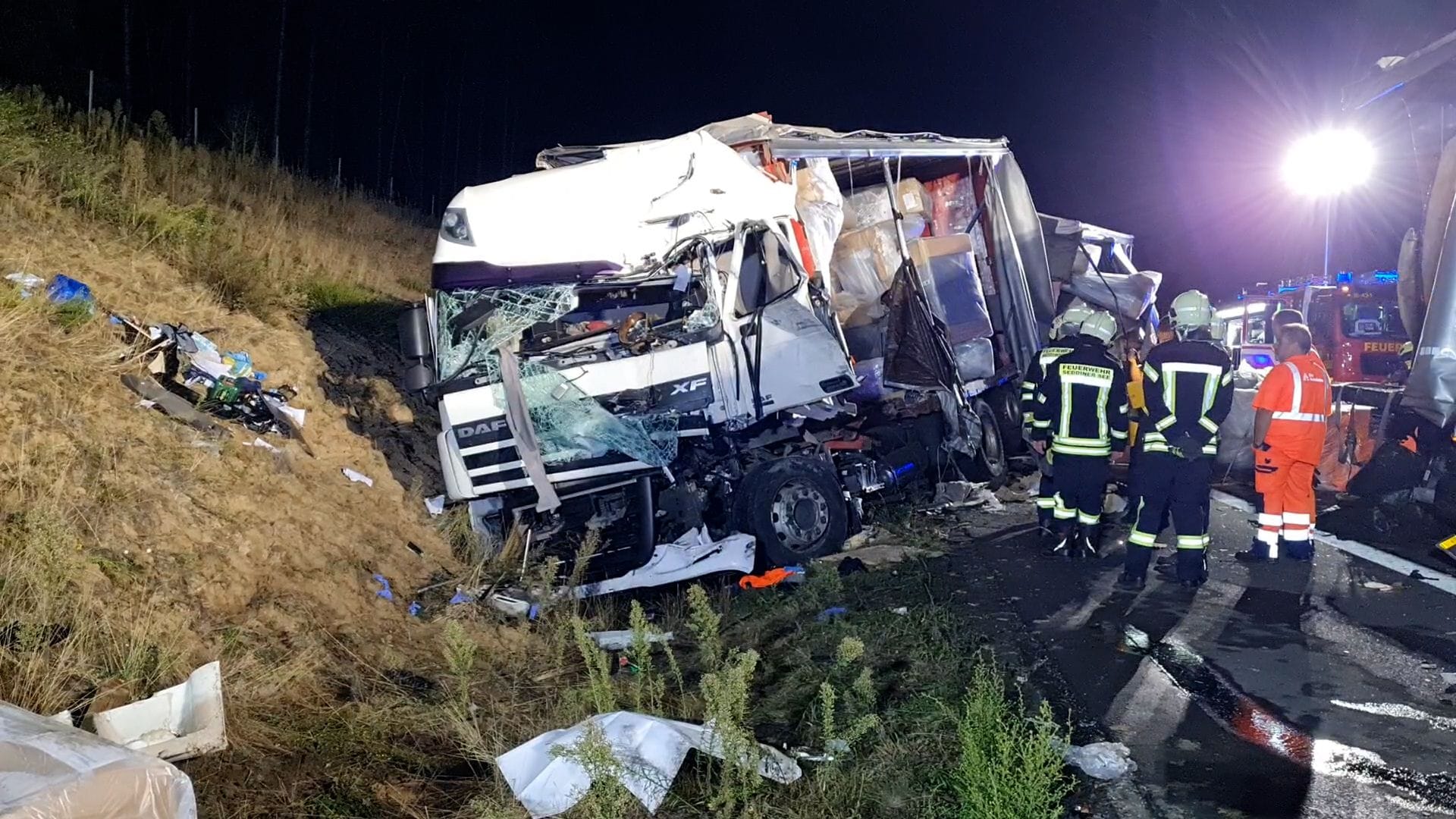 Einsatzkräfte stehen vor dem verunglückten 40-Tonner: Der Fahrer wurde per Hubschrauber in ein Krankenhaus gebracht.