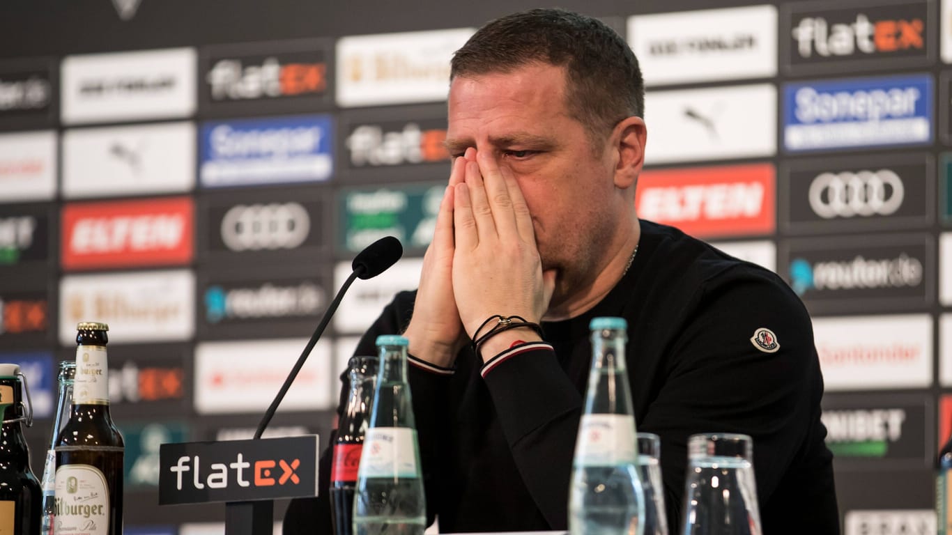 Max Eberl weinend auf seiner Abschieds-Pressekonferenz: Er begründete seinen Abschied mit einem Burnout.