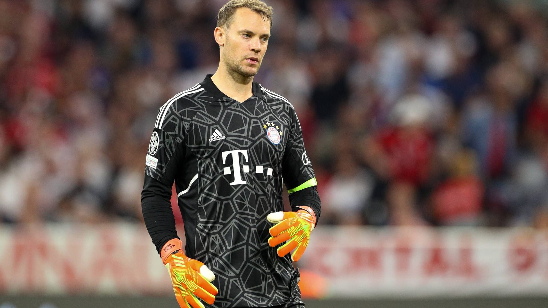 Manuel Neuer: Entschärfte Barcelonas erste Großchance mit einem starken Reflex (9.). Spielte Lewandowski wenig später den Ball im Sechzehner direkt in den Fuß und hatte Glück, dass der den Fehler nicht bestrafte (14.). Zeigte dann wieder eine gute Reaktion bei Lewandowskis Kopfballchance (21.). Auch danach allerdings mit ungewohnten Abspielfehlern – offenbar aufgrund des hohen Pressings von Barcelona. In Hälfte zwei einmal mit Glück beim Pfostentreffer, ansonsten ein Ruhepol. Note 3