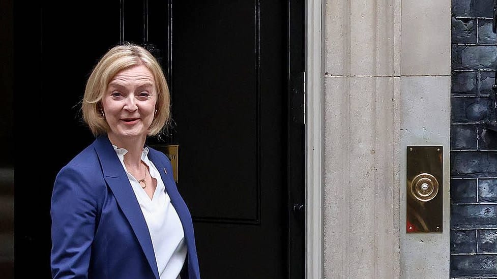 Liz Truss verlässt ihren Amtssitz: Ihr Stabschef soll vom FBI befragt worden sein.