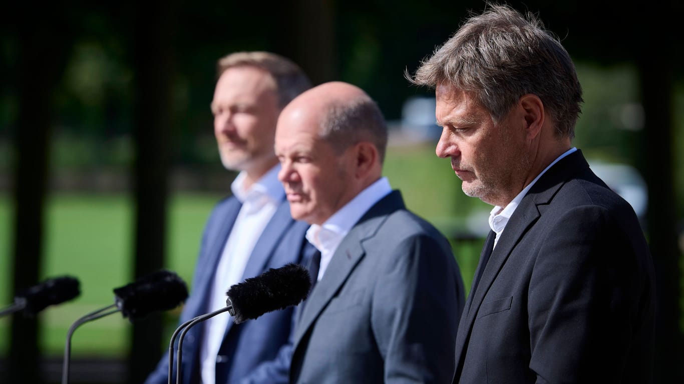 Lindner, Scholz und Habeck bei der Kabinettsklausur in Meseberg 2022 (Archivfoto): Laut einem Bericht wird das Treffen in diesem Jahr abgesagt.