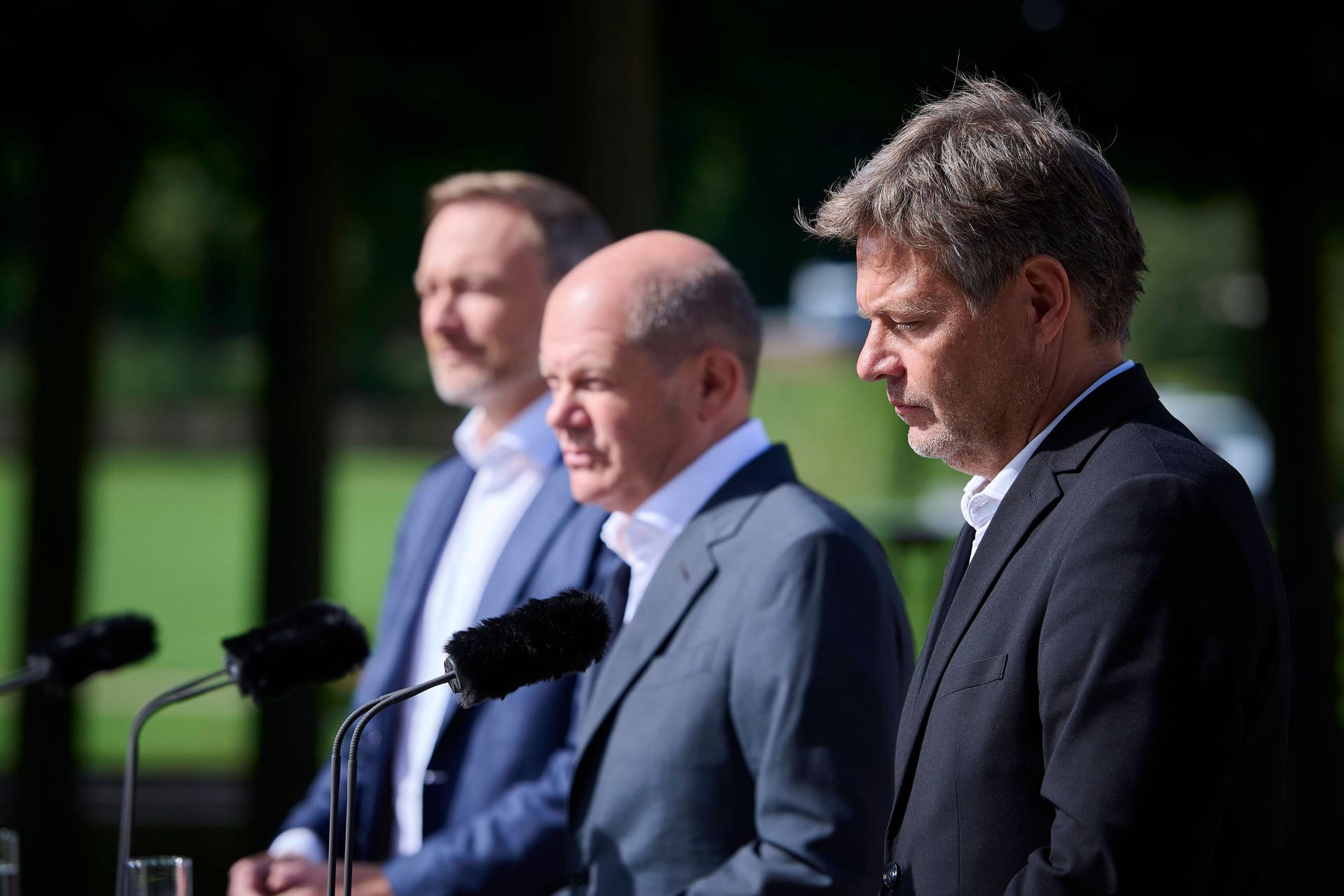 Lindner, Scholz und Habeck bei der Kabinettsklausur in Meseberg 2022 (Archivfoto): Laut einem Bericht wird das Treffen in diesem Jahr abgesagt.