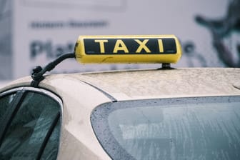Ein Leuchtzeichen auf einem Taxi (Symbolbild): Der Mann wollte mit dem Taxi fliehen.