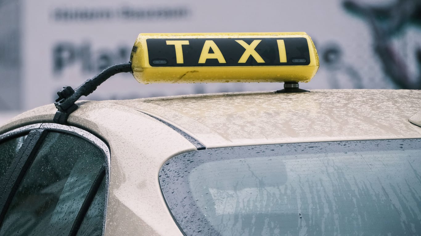 Ein Leuchtzeichen auf einem Taxi (Symbolbild): Der Mann wollte mit dem Taxi fliehen.