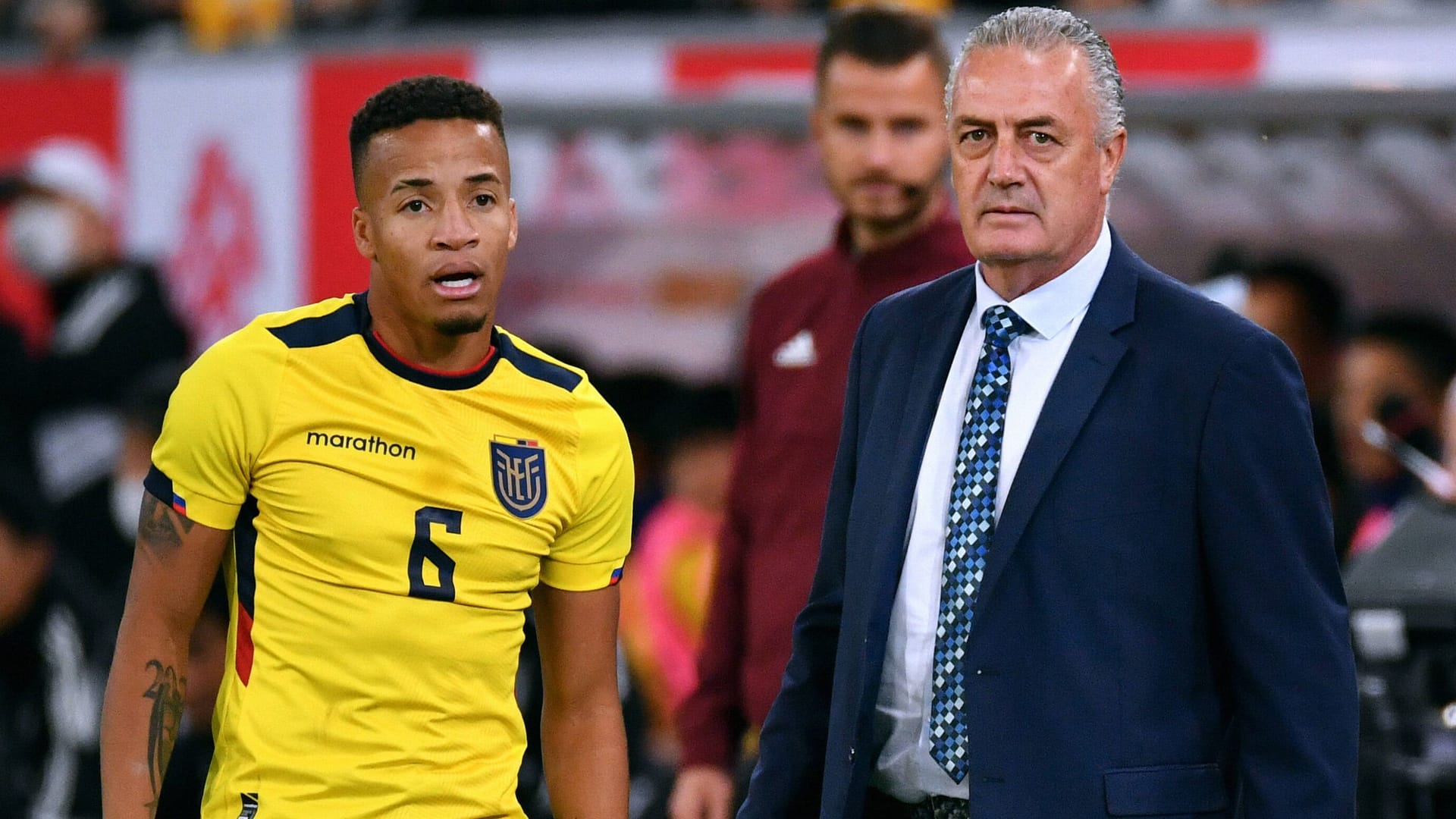 Byron Castillo (l.) neben Ecuadors Trainer Gustavo Alfaro: Der Außenverteidiger hat eine Gerichtsverhandlung ausgelöst.