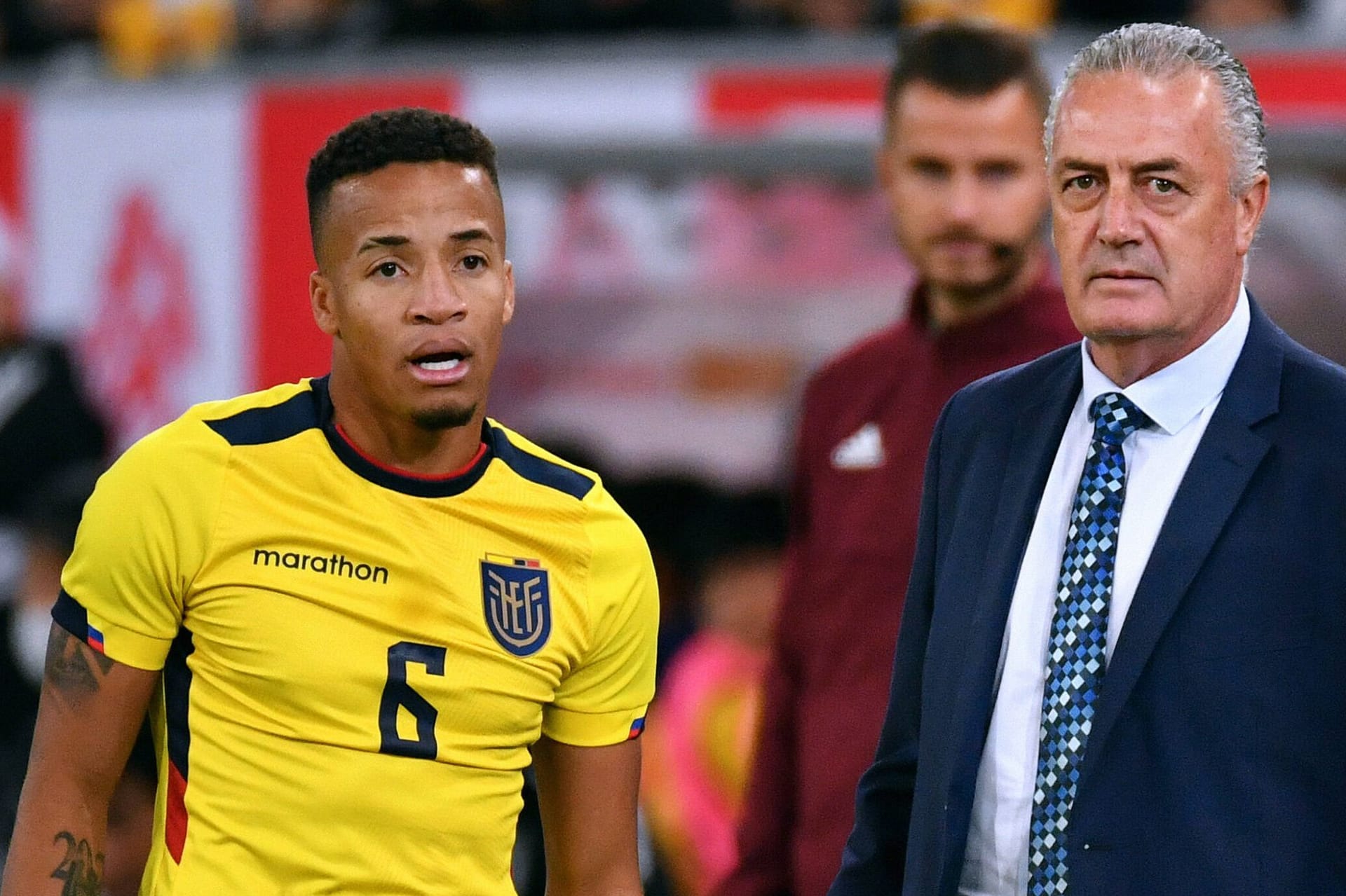 Byron Castillo (l.) neben Ecuadors Trainer Gustavo Alfaro: Der Außenverteidiger hat eine Gerichtsverhandlung ausgelöst.