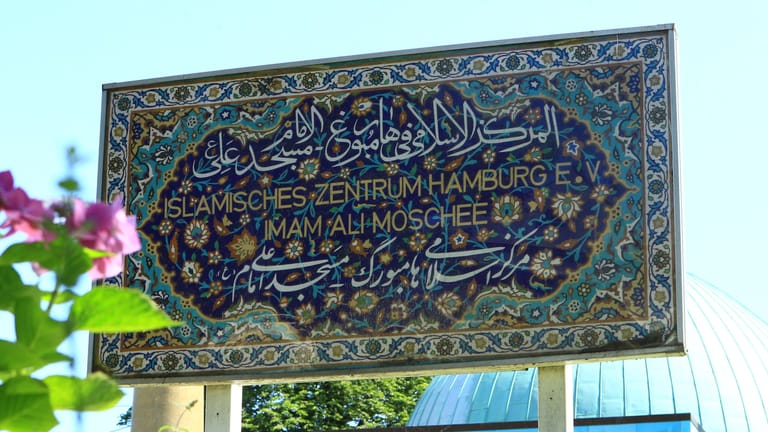 Die Imam-Ali-Moschee Blaue Moschee vom Islamischen Zentrum Hamburg: Das Gelände liegt direkt an der Außenalster